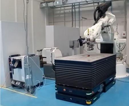 Interacción de una plataforma móvil y un robot industrial para la realización de labores de intralogística, en particular el transporte de piezas del sector naval entre puntos de la fábrica, al mismo tiempo que se realizan tareas sobre ellas, como soldadura GMAW.